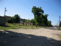 Улица Ахунбабаева, слева школа №27