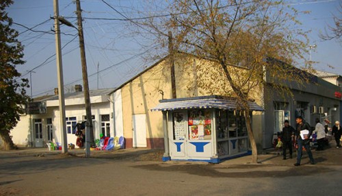 Центр города Сырдарья. Налево мечеть
